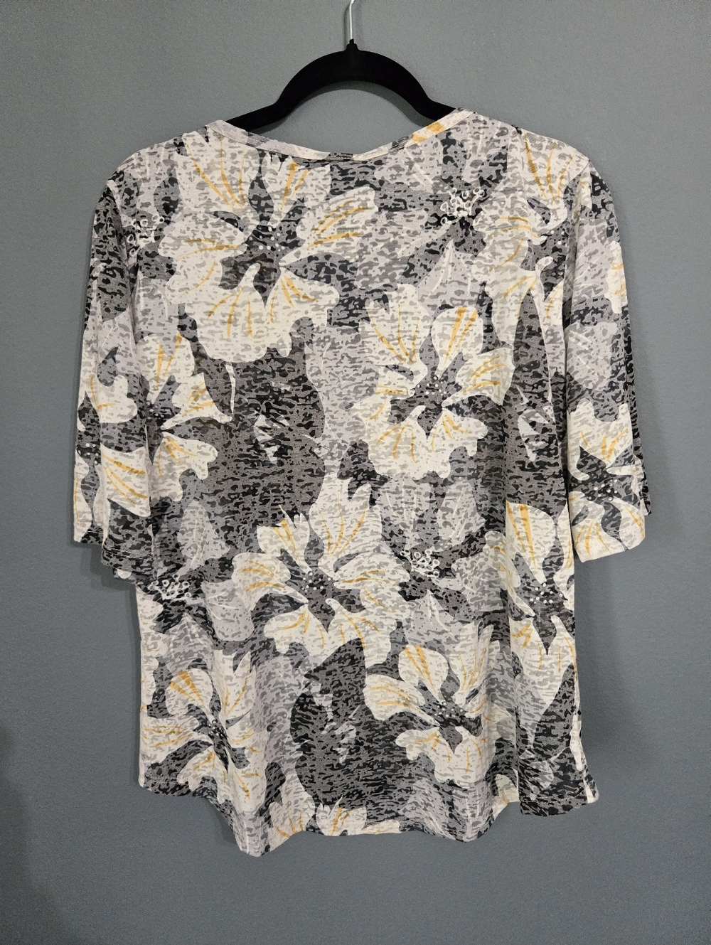Maison Martin Margiela Gray, White & Yellow Floral V-Neck Tee - Picture 2 of 6